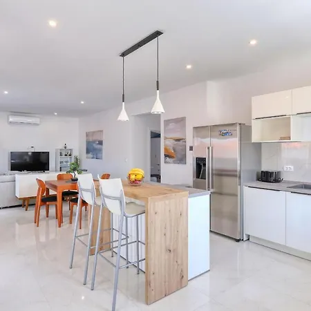 Luxury Gaspa With Jacuzzi Apartment