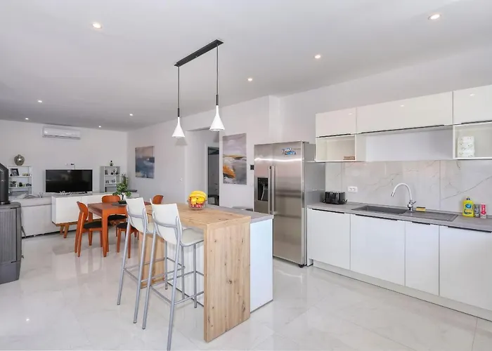 Luxury Gaspa With Jacuzzi Apartament *