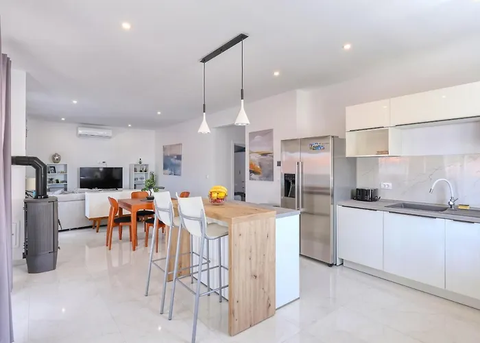 Luxury Gaspa With Jacuzzi Apartament