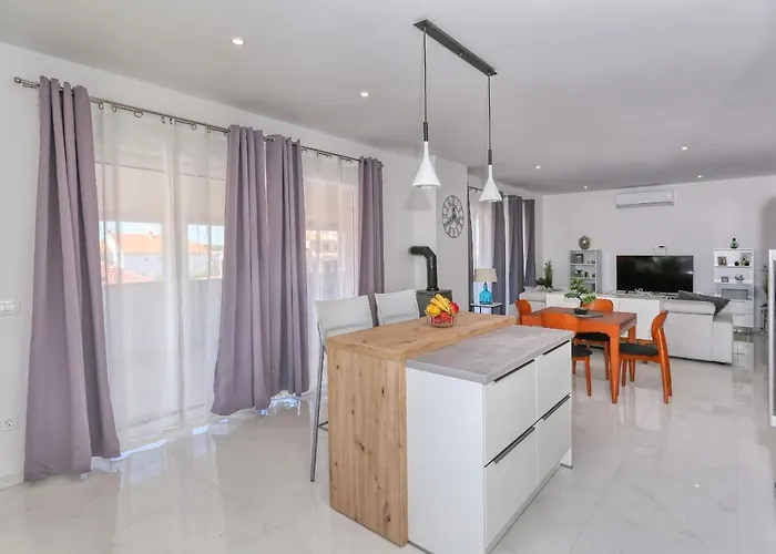 Luxury Gaspa With Jacuzzi Apartament *