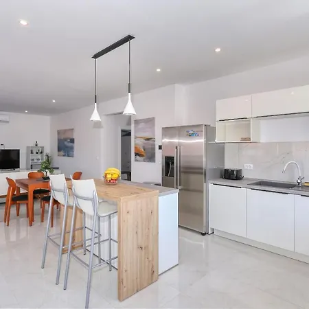 Luxury Gaspa With Jacuzzi Apartament *